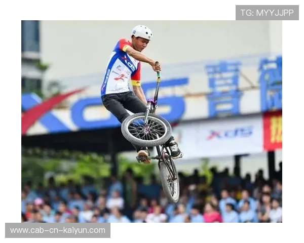 自行车冲刺线上演惊艳超车画面