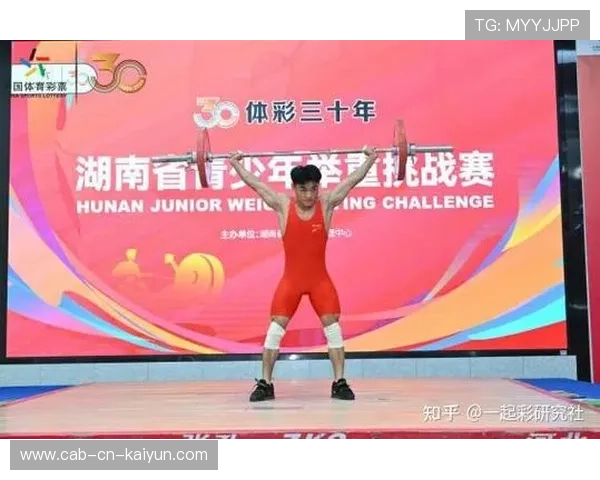 举重俱乐部完善青少年训练周期与阶段性考核制度，举重训练营